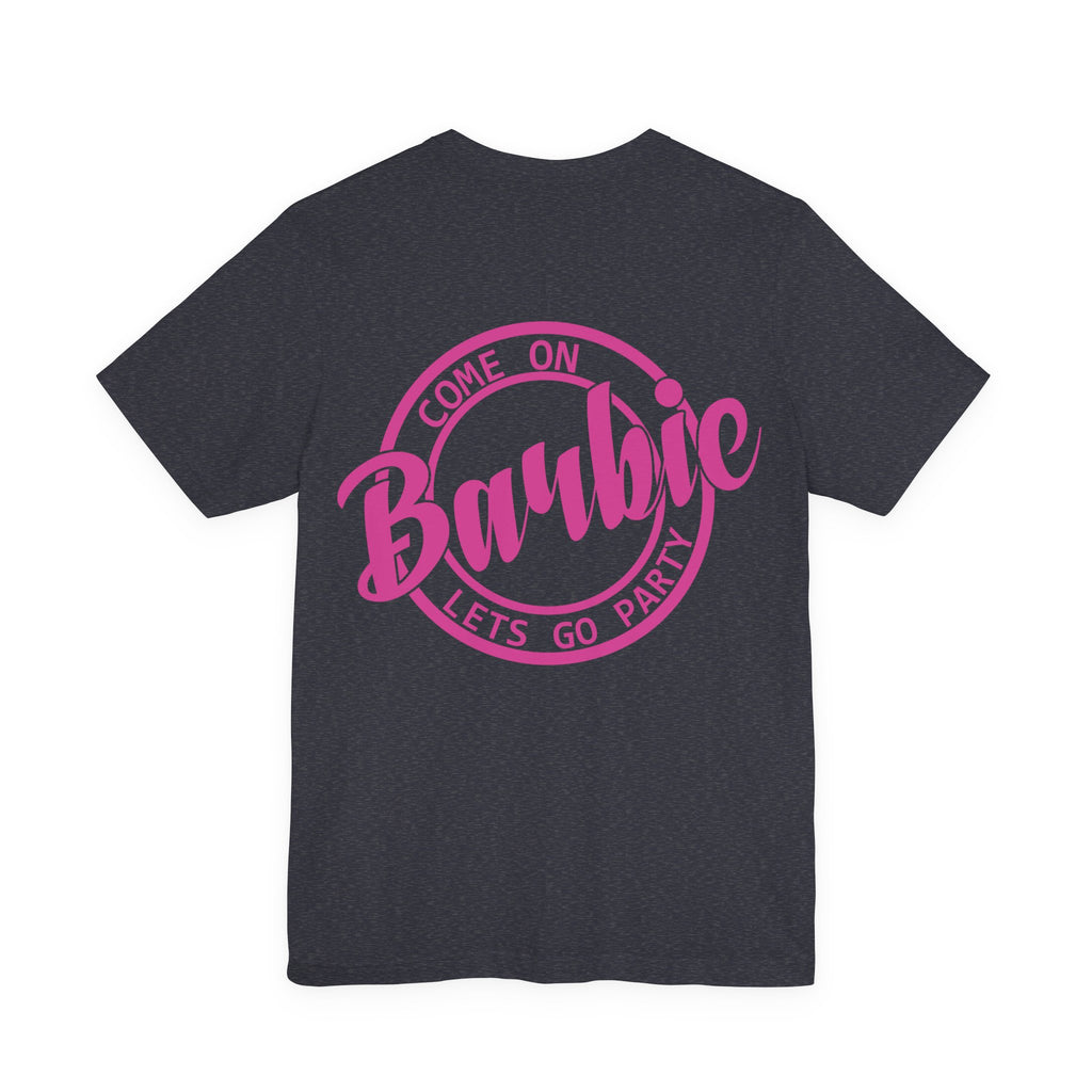 Unisex Jersey T-Shirt „Come On Barbie, Let’s Go Party“ – Lässiges Kurzarmshirt mit coolem Front- und großem Rückenprint