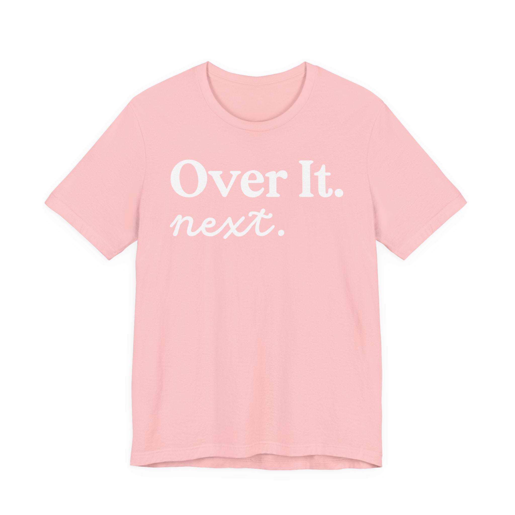 Unisex Jersey Short Sleeve Tee „OVER IT. NEXT“ – stylisches Statement-Shirt aus 100 % Airlume Baumwolle