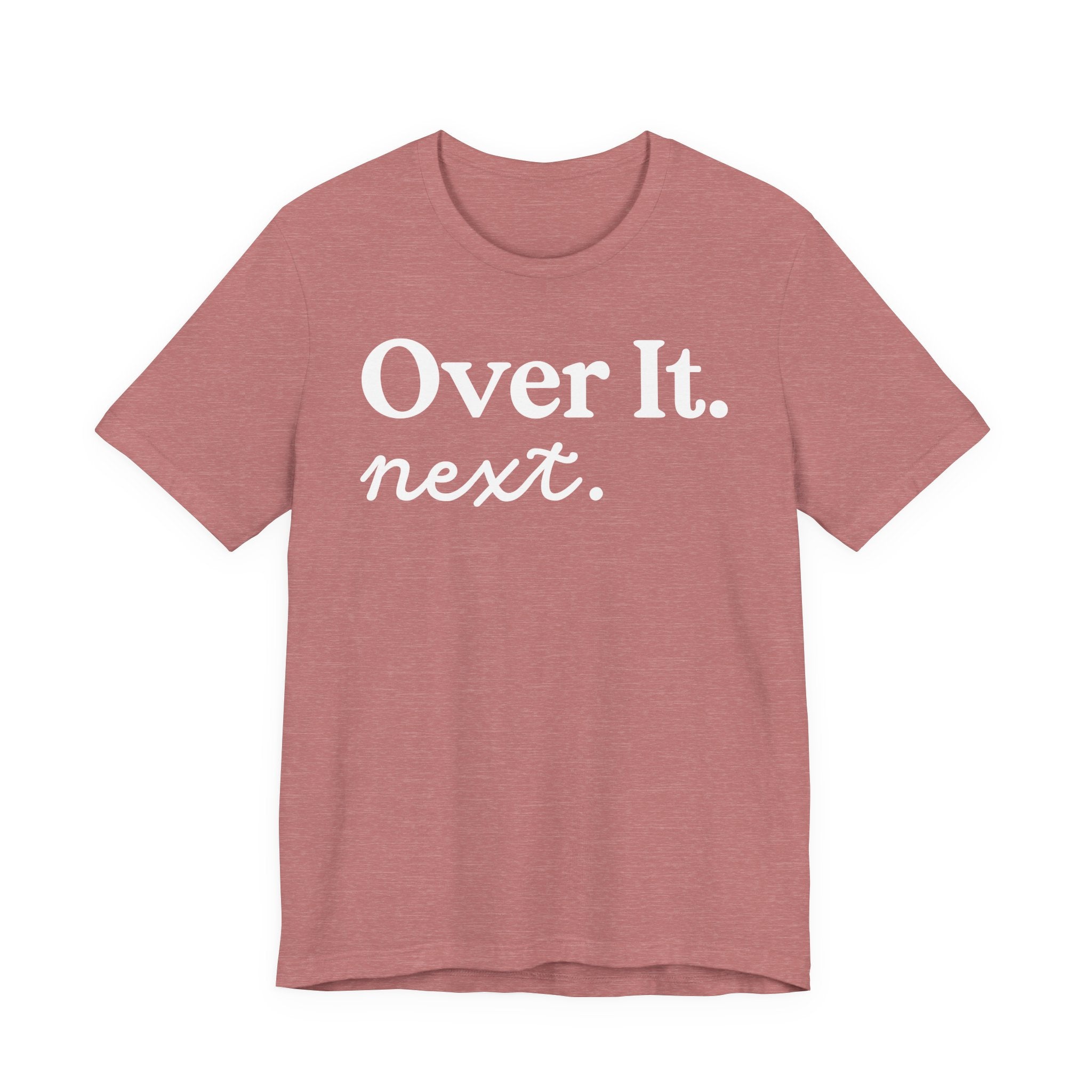 Unisex Jersey Short Sleeve Tee „OVER IT. NEXT“ – stylisches Statement-Shirt aus 100 % Airlume Baumwolle