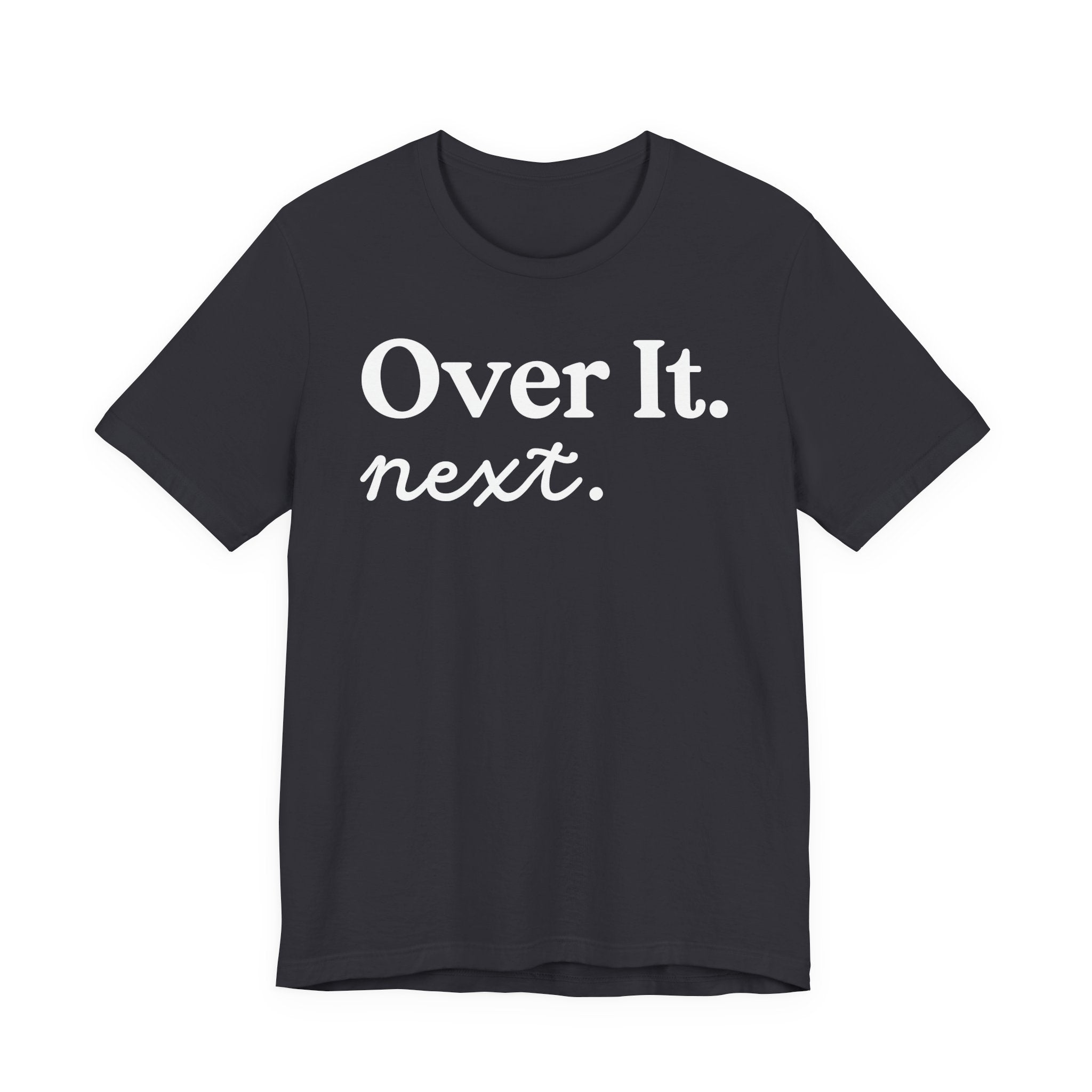 Unisex Jersey Short Sleeve Tee „OVER IT. NEXT“ – stylisches Statement-Shirt aus 100 % Airlume Baumwolle