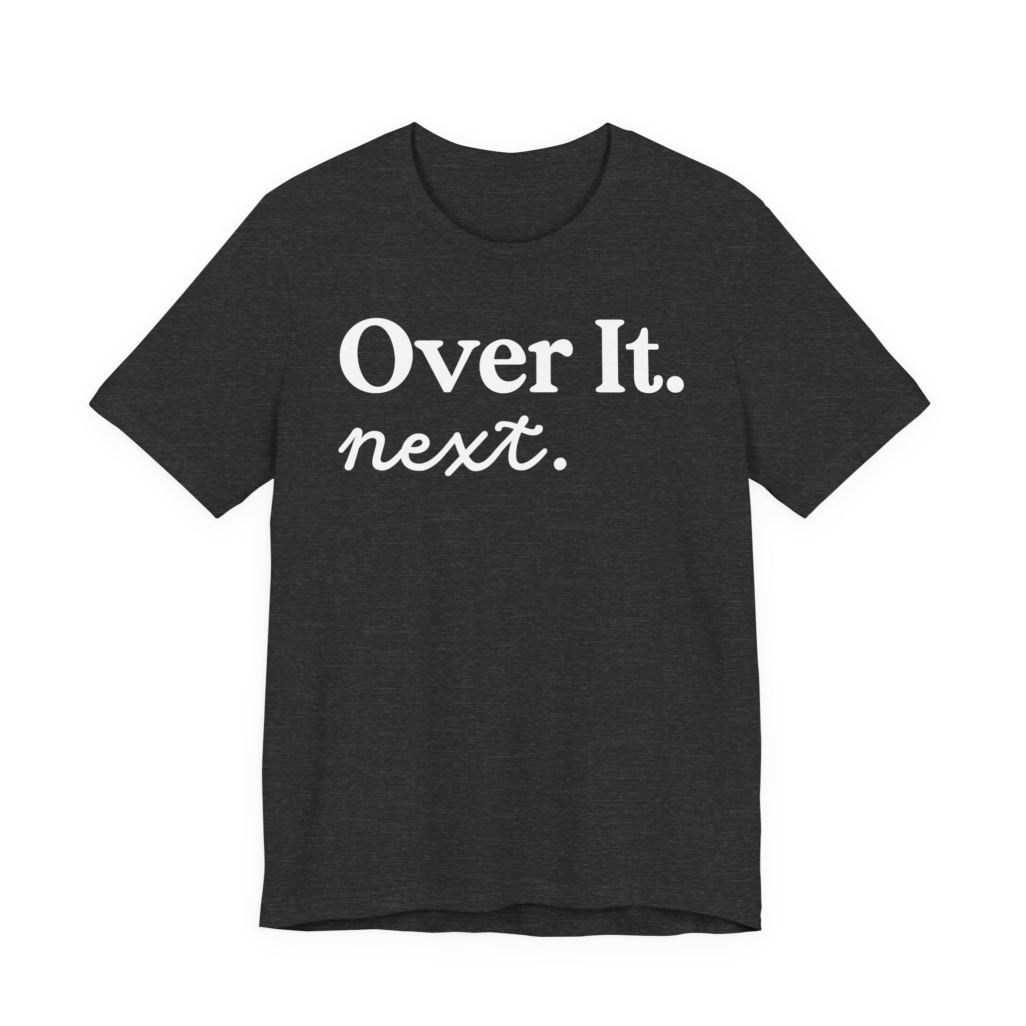 Unisex Jersey Short Sleeve Tee „OVER IT. NEXT“ – stylisches Statement-Shirt aus 100 % Airlume Baumwolle