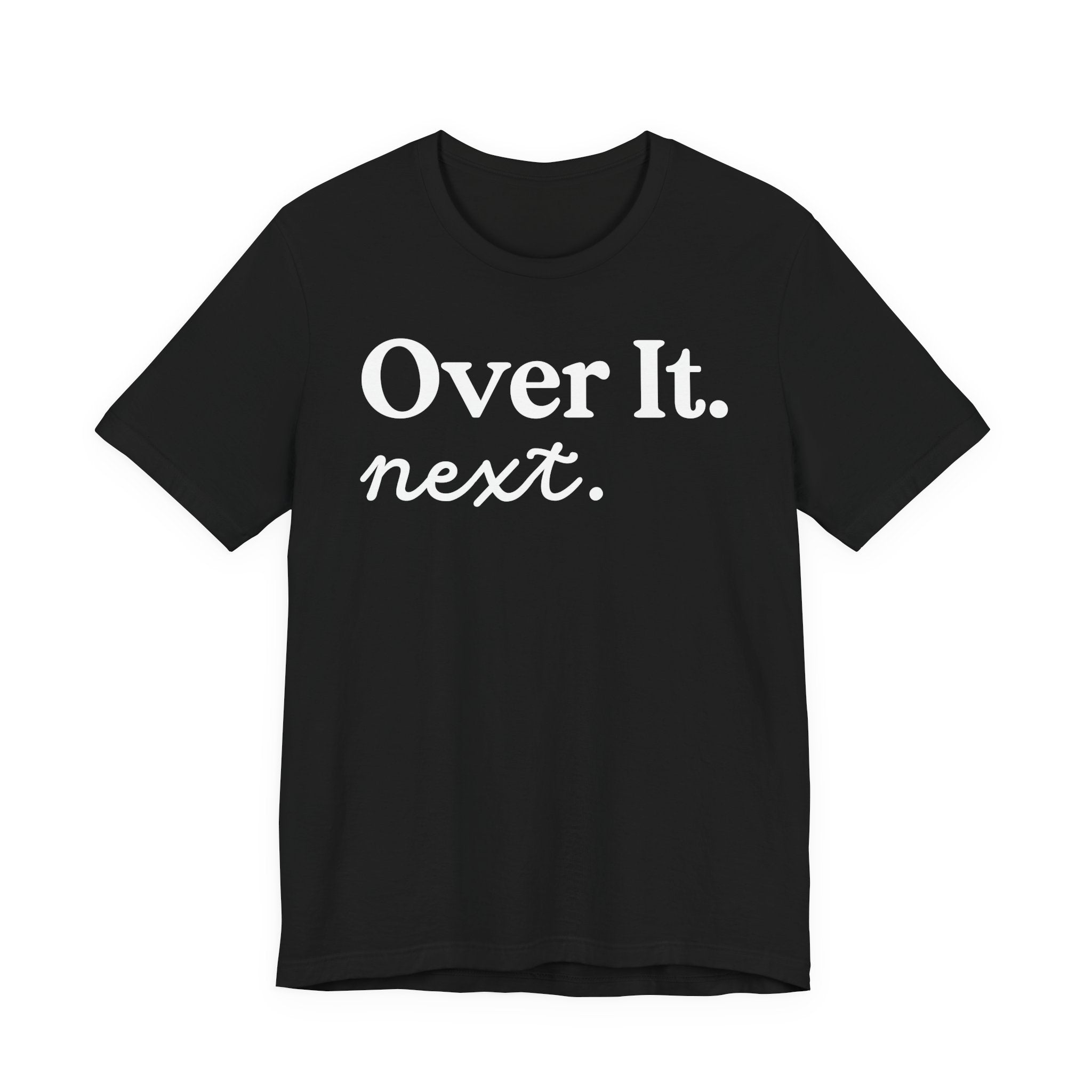 Unisex Jersey Short Sleeve Tee „OVER IT. NEXT“ – stylisches Statement-Shirt aus 100 % Airlume Baumwolle