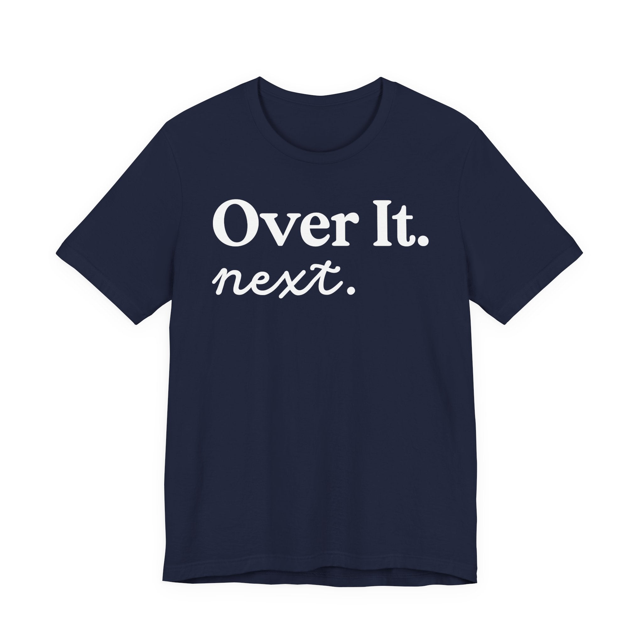 Unisex Jersey Short Sleeve Tee „OVER IT. NEXT“ – stylisches Statement-Shirt aus 100 % Airlume Baumwolle