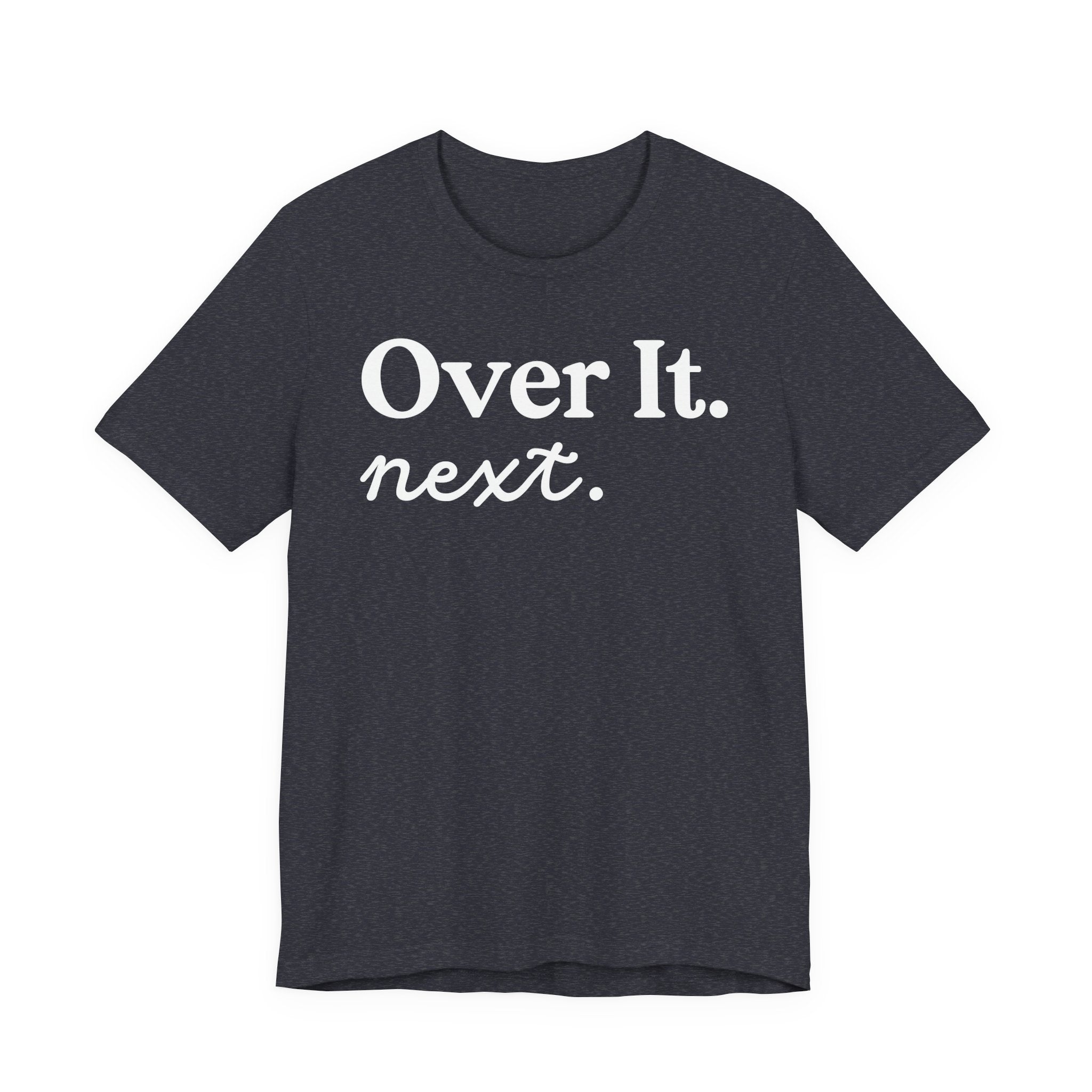 Unisex Jersey Short Sleeve Tee „OVER IT. NEXT“ – stylisches Statement-Shirt aus 100 % Airlume Baumwolle
