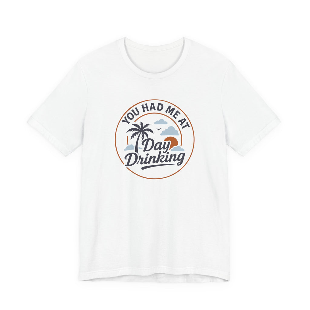 Unisex Jersey T-Shirt „YOU HAD ME AT DAY DRINKING“ – Lässiges Kurzarmshirt mit coolem Frontprint